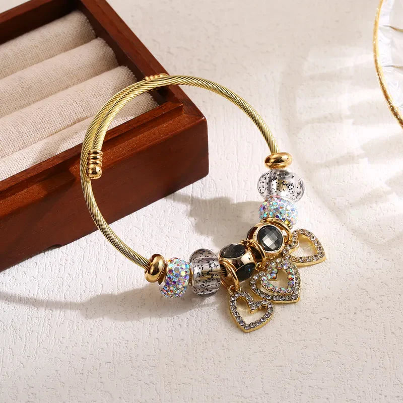 Ατσάλινο βραχιόλι με charms με καρδιές (B1642)