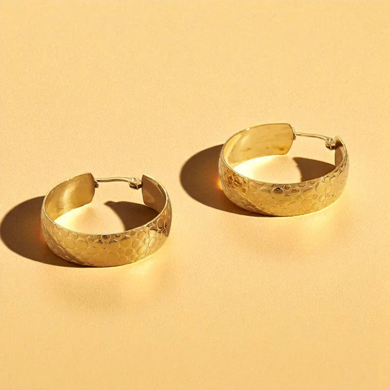 Ατσάλινα Σκουλαρίκια Κρίκοι 3cm – Χρυσό Ανάγλυφο Σχέδιο (E1591)