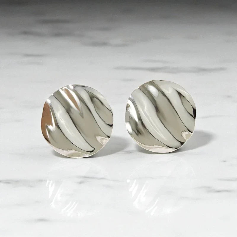 Ατσάλινα Σκουλαρίκια 2.4cm – Ανάγλυφος Κυματιστός Δίσκος (E1599)