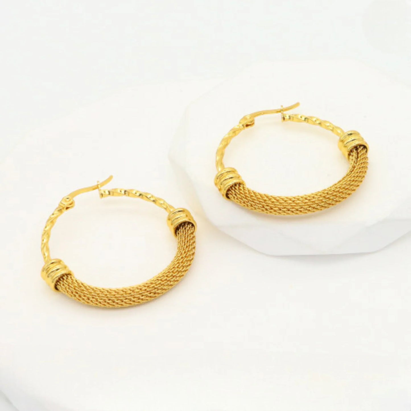 Ατσάλινα Σκουλαρίκια Κρίκοι – Χρυσό Πλεκτό Σχέδιο 3.7 cm (E3196)