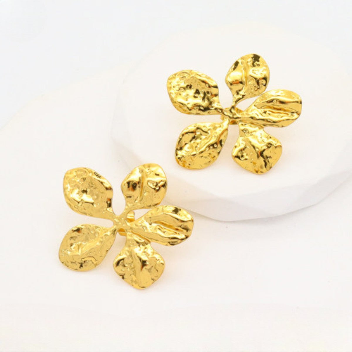 Ατσάλινα Χρυσά Σκουλαρίκια 30 x 34 mm με Ανάγλυφο Σχέδιο Λουλουδιού (E3354)