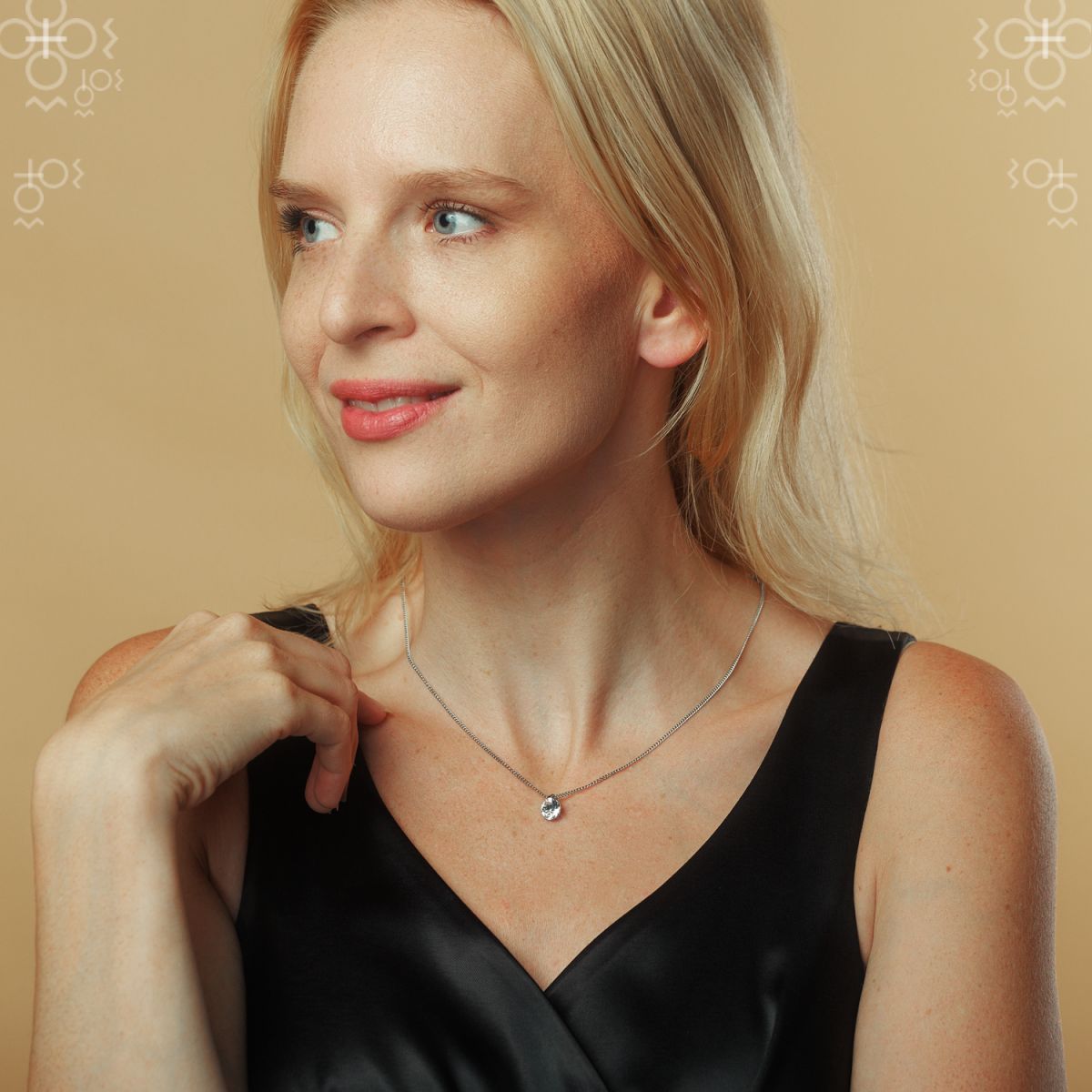 Χειροποίητο κολιέ με κρύσταλλα Swarovski σε διάφανο χρώμα (F1089)