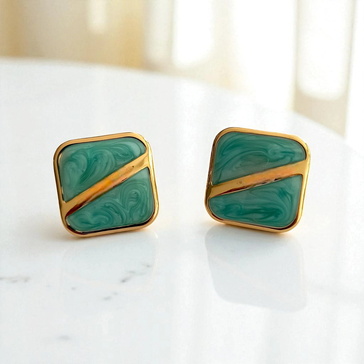 Τετράγωνα Σκουλαρίκια με Σμάλτο και Χρυσή Λεπτομέρεια – 2cm (E1606)