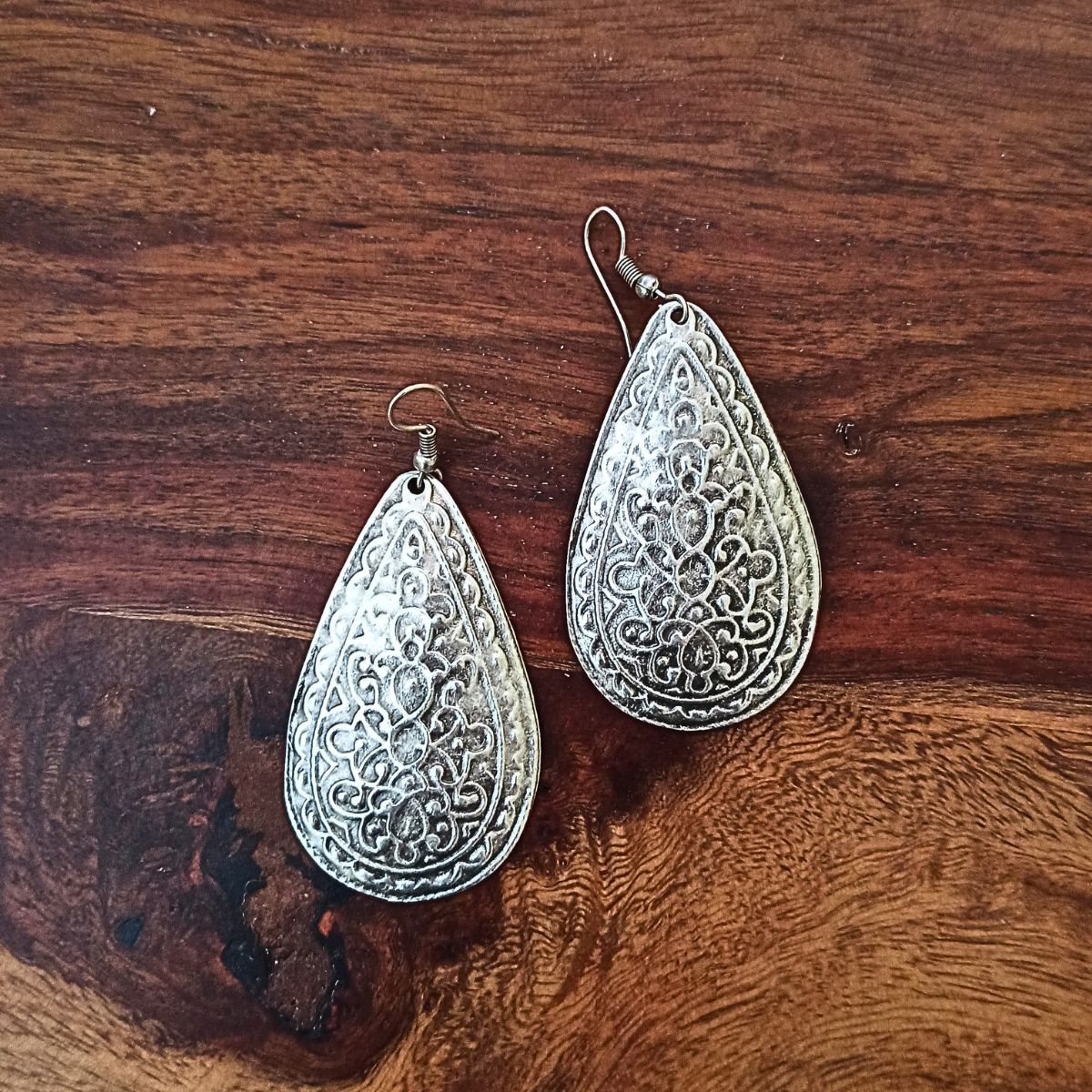 Κρεμαστά σκουλαρίκια σταγόνα με περίτεχνο ανάγλυφο σχέδιο επαργυρωμένα 5.5εκ (E1289)