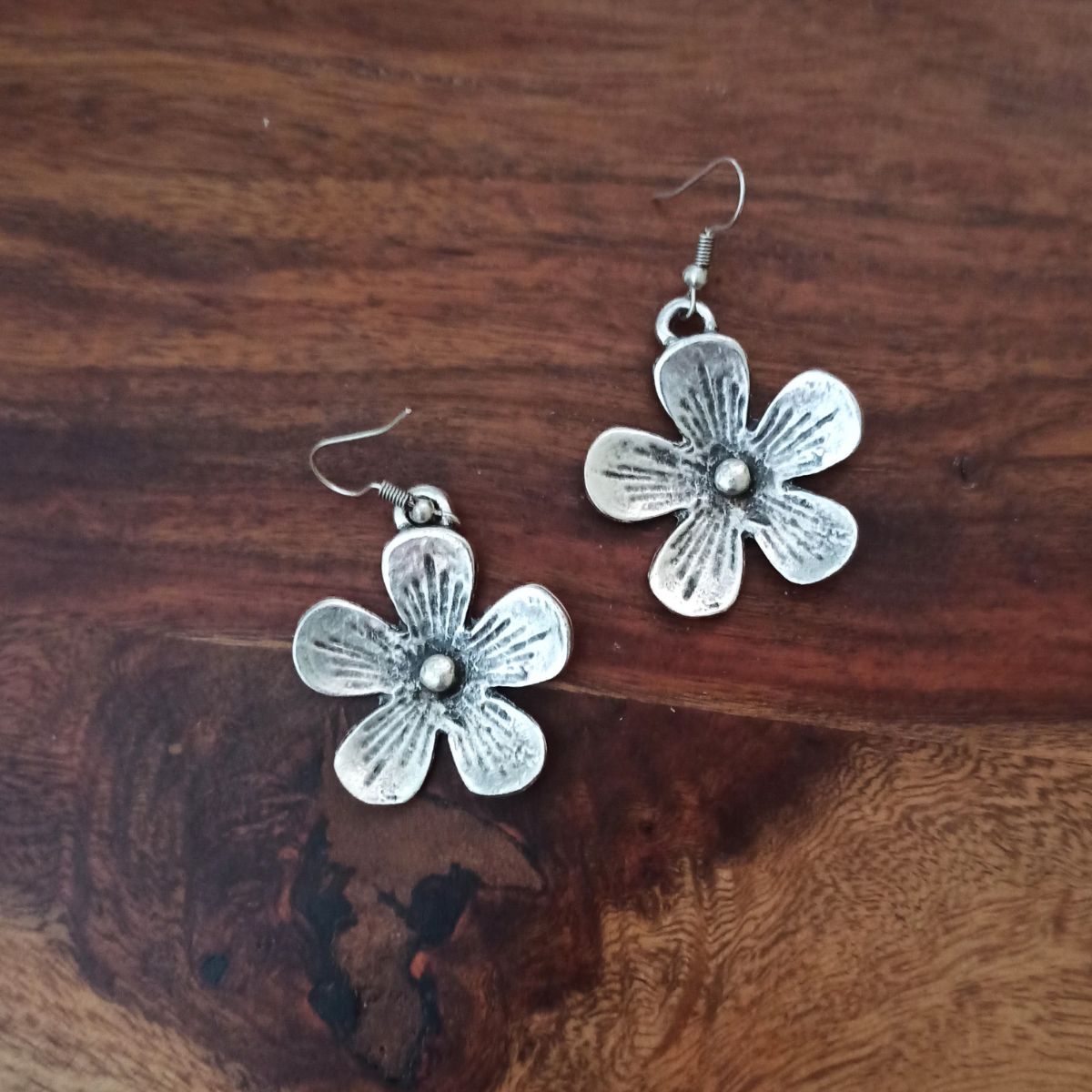 Κρεμαστά σκουλαρίκια σχέδιο λουλούδι 4εκ επαργυρωμένα (E1287)