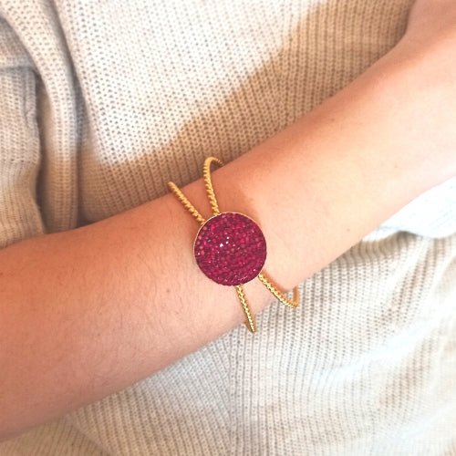 Χειροποίητο βραχιόλι από ορείχαλκο με κόκκινα ζιργκόν επιχρυσωμένο (B1129)