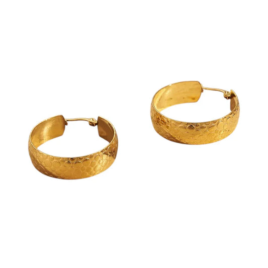 Ατσάλινα Σκουλαρίκια Κρίκοι 3cm – Χρυσό Ανάγλυφο Σχέδιο (E1591)