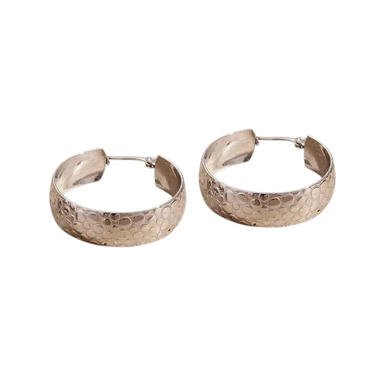 Ατσάλινα Σκουλαρίκια Κρίκοι 3cm – Ασημί Ανάγλυφο Σχέδιο (E1592)