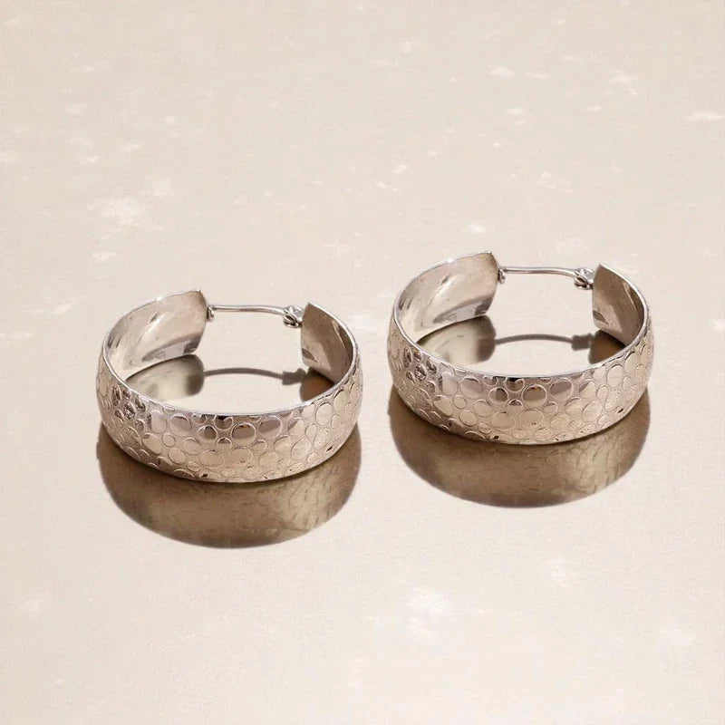 Ατσάλινα Σκουλαρίκια Κρίκοι 3cm – Ασημί Ανάγλυφο Σχέδιο (E1592)