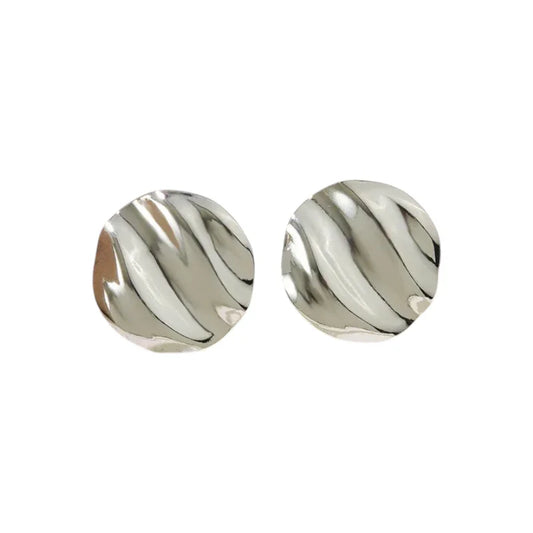 Ατσάλινα Σκουλαρίκια 2.4cm – Ανάγλυφος Κυματιστός Δίσκος (E1599)