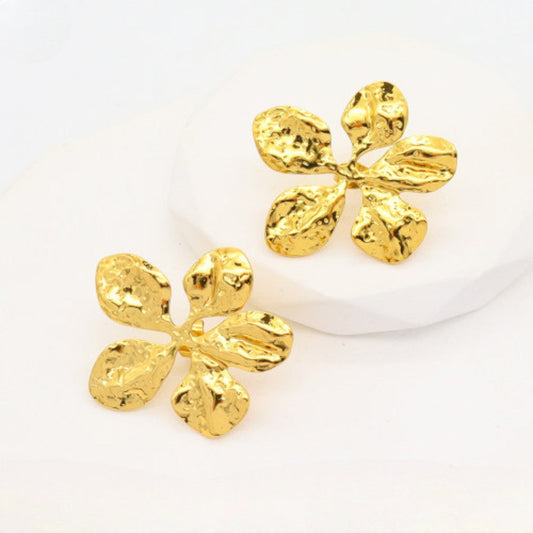 Ατσάλινα Χρυσά Σκουλαρίκια 30 x 34 mm με Ανάγλυφο Σχέδιο Λουλουδιού (E3354)