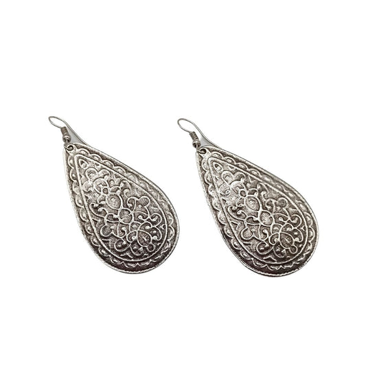 Κρεμαστά σκουλαρίκια σταγόνα με περίτεχνο ανάγλυφο σχέδιο επαργυρωμένα 5.5εκ (E1289)